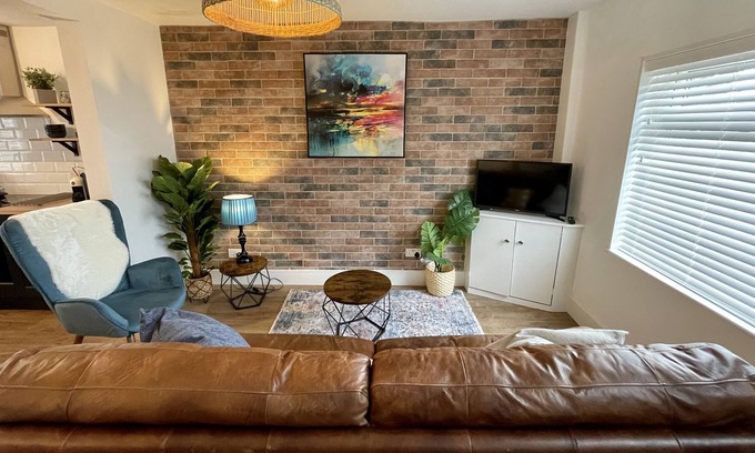 Nantwich House | Modern 2-bedroom townhouse with dedicated office