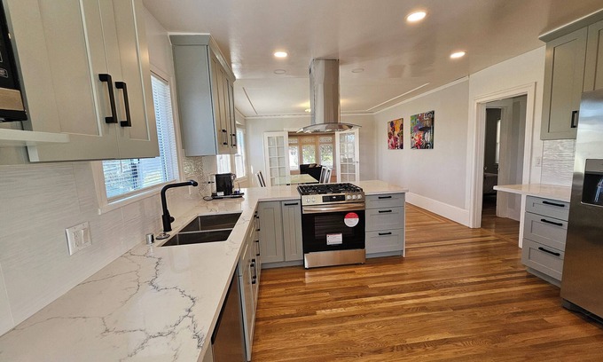 Oakland House | Modern 2 beds 1 bath house in a prime Bay Area location
