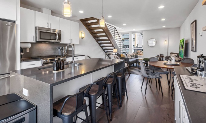 Eastlake House | Modern 2BR + 2BA Townhome - Eastlake/Lake Union