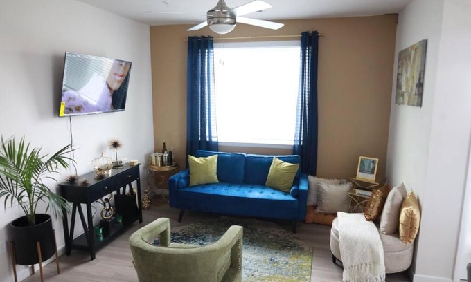 Downtown Baltimore Apartment | Modern 2br 2Bth Downtown Baltimore Apt. w/Pool