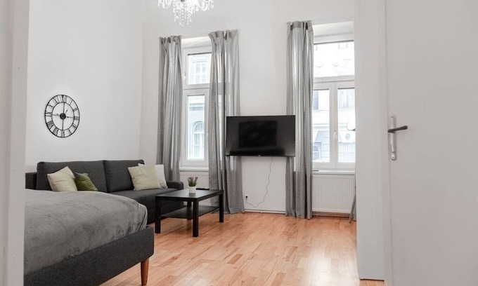 Wahring Apartment | Modern 2BR Apt. Perfect for Long and Short Stays