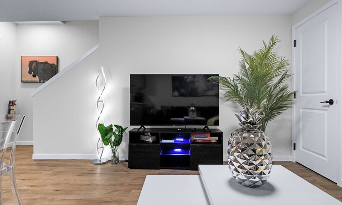 Keith House | Modern 2BR | Calgary| Near U of C, Hospitals & Banff. Family & Business Friendly