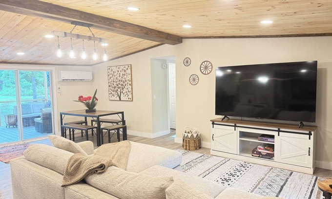Lake City House | Modern 3 Bdrm Cottage Retreat by the Springs