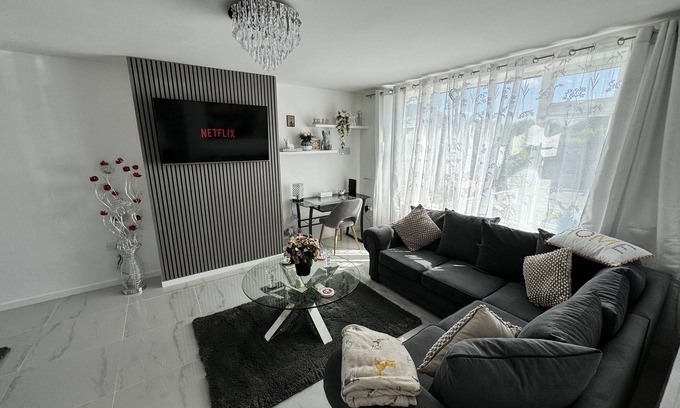 Canterbury House | Modern 3-Bed Hideaway Near Westgate With Parking