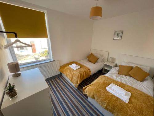 Burnley Apartment | Modern 3 bed home, Free Parking, Free Netflix and WIFI
