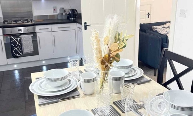 Birkenhead House | Modern 3 Bed House 10 mins from central Liverpool