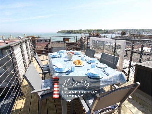 Cowes House | Modern 3-Bedroom Cowes Stay with Balcony & Panoramic Solent Views Close to Shops, Cafés, Sailing Clubs & Beach