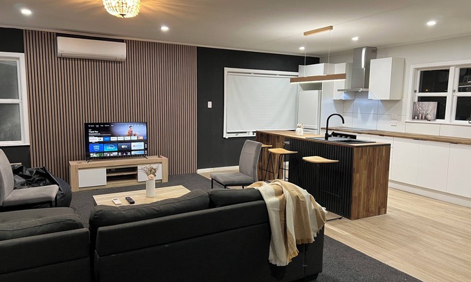 Napier House | Modern 3-bedroom house, steps away to shopping centre and restaurant/bar.