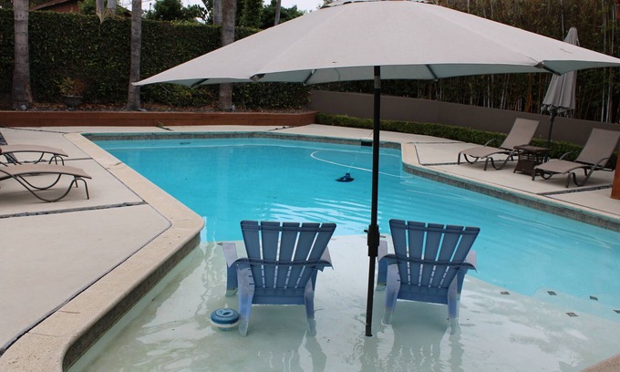 Los Cerritos House | Modern 3 bedroom pool house with above ground hot tub, big backyard