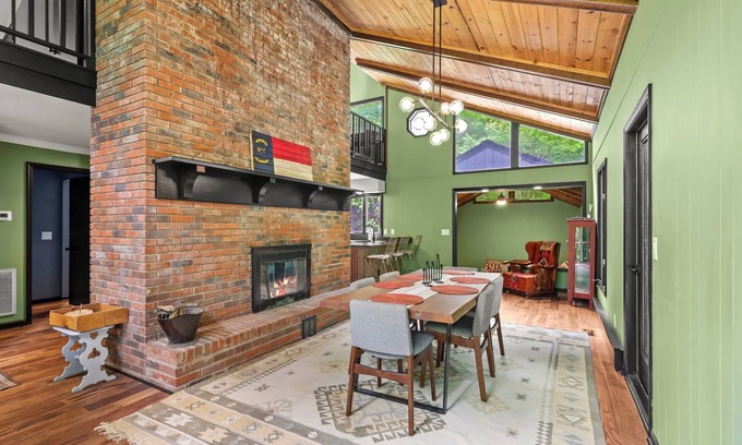 West Jefferson House | Modern 3-bedroom house with EV Charger in West Jefferson