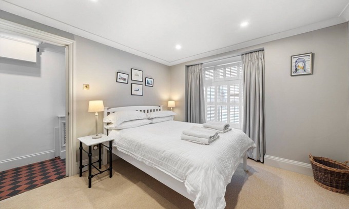 Vincent Square House | Modern 3-floor open plan townhouse with patio