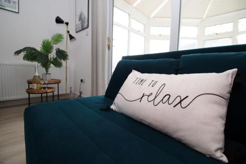 Newton St Loe House | Modern 3BR Bath Home, Sleeps 6, Driveway Parking, Families & Contractors Stay