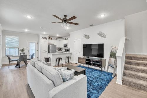 West San Antonio Apartment | Modern 3BR in Gated Community Near JBSA & SeaWorld Duplex