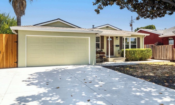 Santa Clara House | Modern 3BR in Silicon Valley - BBQ & Netflix