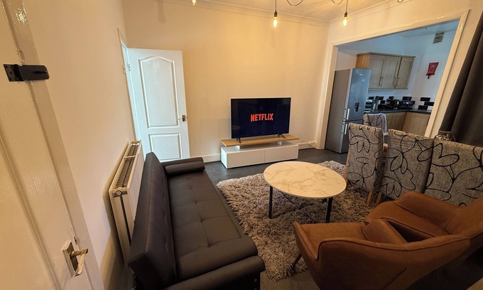Doncaster House | Modern 3BR Near Town Families, Corporate & Contractors Sleeps 10