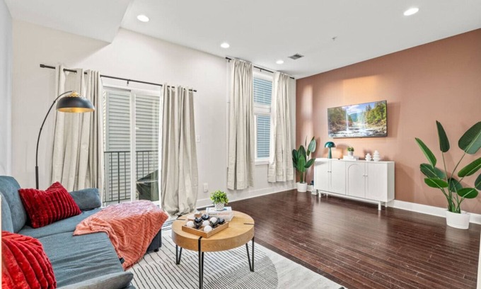 Fairmount Apartment | Modern 3BR Retreat Roofdeck Views + Subway