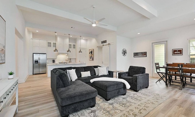 College Station House | Modern 3BR Townhome Near TAMU