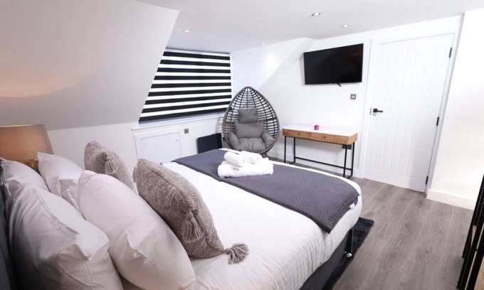 Watford Apartment | Modern 4-Bed Watford Escape - Prime Location Near London