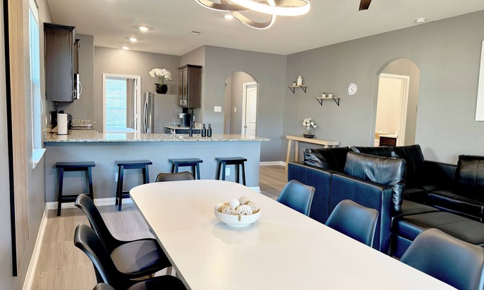 Magnolia House | Modern 4br 4 king beds Workspace 75" TV Fire pit Pets OK!