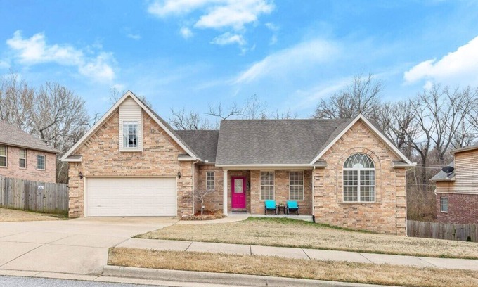 Bentonville House | Modern 4BR Bike Retreat – Steps from Coler Trails