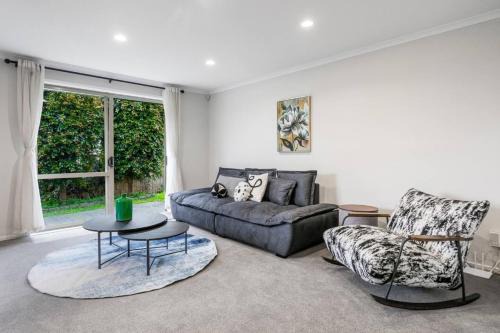 Oteha House | Modern 4BR Home near Albany and Browns Bay Beach