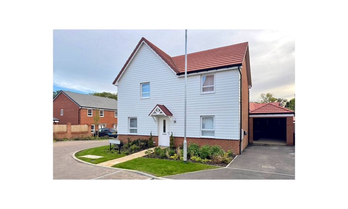Broad Oak House | Modern 4BR House – Super-King En-suite, Garden, TVs in Every Room, Parking