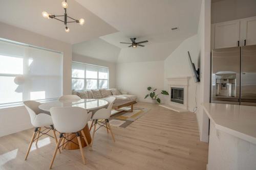 Roanoke House | Modern 4BR w Natural Light, High Ceilings