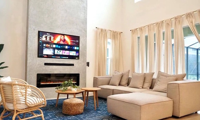 Kissimmee House | Modern 5BR/5BA Home w/Private Jacuzzi & Pool 15 Minutes from Disney & Outlets