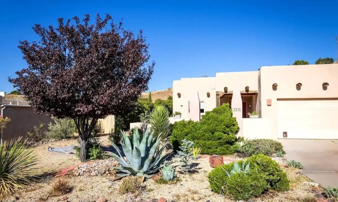 Tyrone House | Modern Adobe close to Downtown