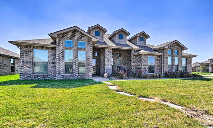 Amarillo House | Modern Amarillo House with Fire Pit and Hot Tub!