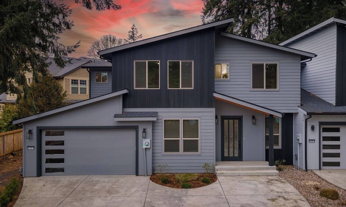 Lake Oswego House | Modern and cozy home on Lakeview