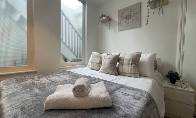 Munster Apartment | Modern and Luxurious 2 Bed Flat in Central Fulham