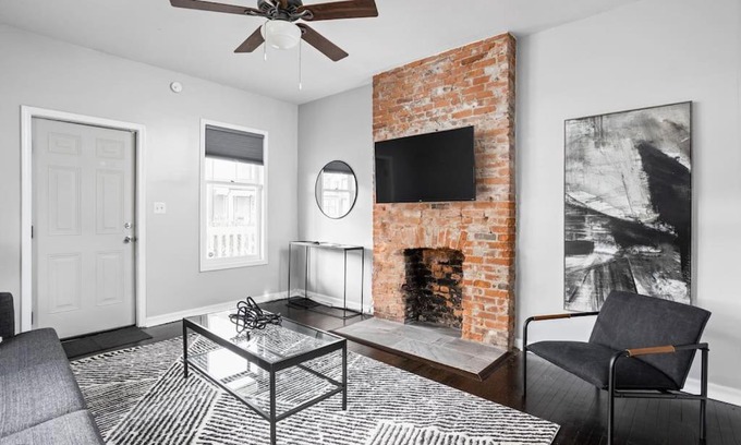 Kennedy King House | Modern and Spacious Home mins to Downtown