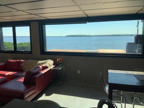 Vaudreuil Apartment | Modern apartment with magnificent views