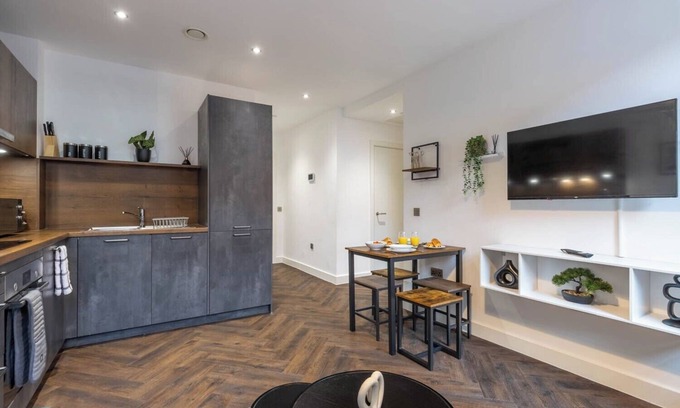 The Westside Apartment | Modern Apartment, City Centre, Netflix, Parking