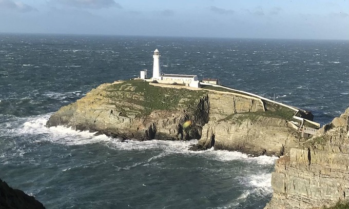 Trearddur Bay Apartment | Modern apartment with sea views free WIFI