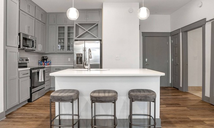 Second Ward Apartment | Modern Apartment in Prime Location (ID5175X53)