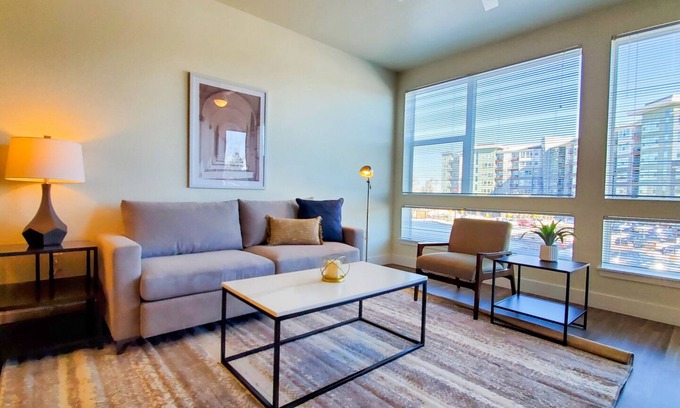 Indian Creek Apartment | Modern Apartment in Prime Location (ID2121X26)