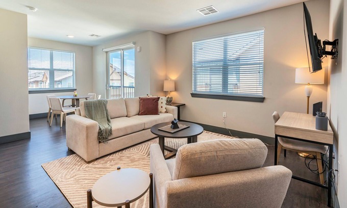 Parker Apartment | Modern Apartment in Prime Location (ID5076X35)
