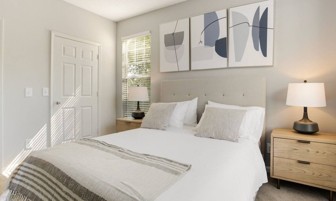 Greer Apartment | Modern Apartment in Prime Location (ID4770X52)
