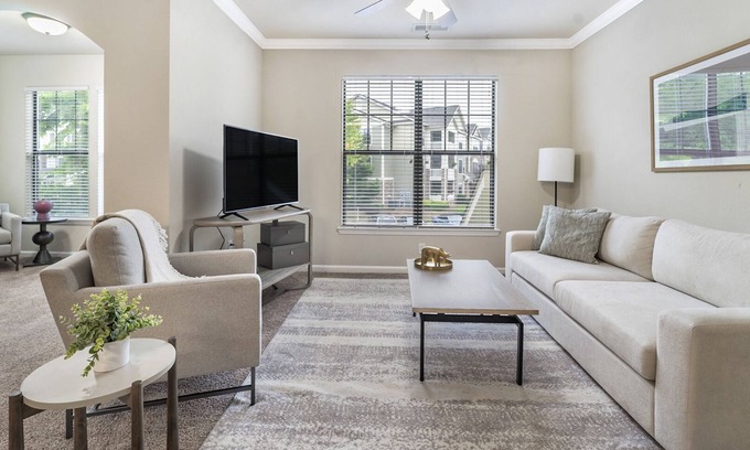 Greer Apartment | Modern Apartment in Prime Location (ID7746X84)