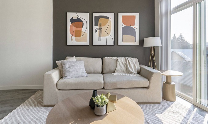 Town Center Apartment | Modern Apartment in Prime Location (ID8325X10)