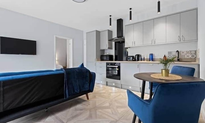 Mapperley House | Modern Apartment |King Bed |Free Parking |Suite 2