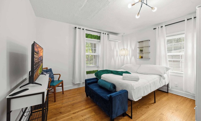 Louisville Apartment | Modern Apartment with Parking & Prime Location
