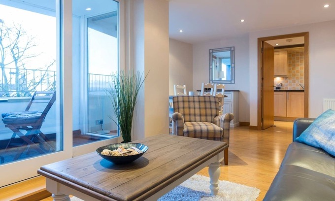 Fisherrow Apartment | Modern apt, amazing Harbour views, wifi & Parking
