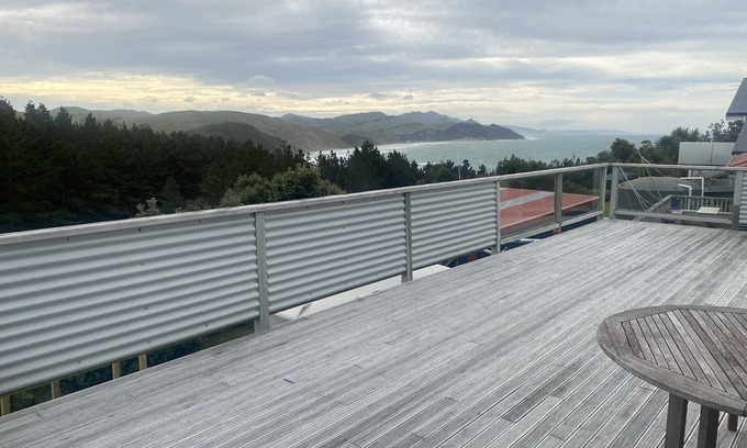 Castlepoint House | Modern Beach house sleeps up to 8