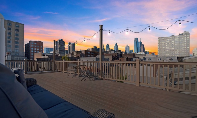 Chinatown Apartment | Modern Bi-Level Loft w/Private Rooftop Deck + Game Room Near Convention Center