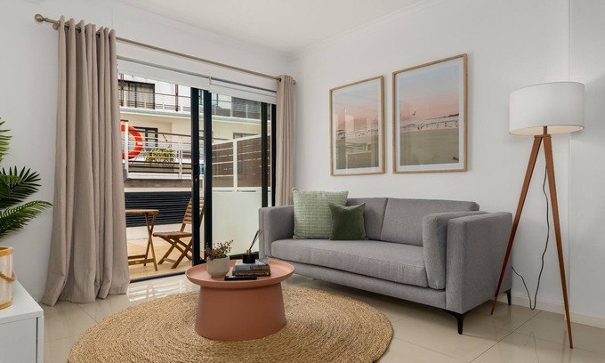 Big Bay Apartment | Modern Big Bay Apartment, Wifi