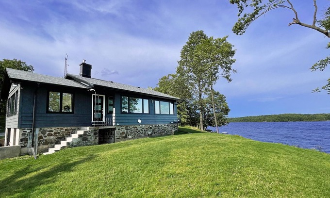 Frontenac Cottage | Modern Waterfront Cottage - Stunning Panoramic Views - Tranquil Lake Retreat🏡☀️