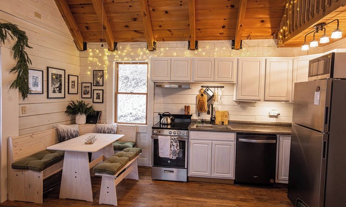 Slatyfork Farm Cabin | Modern Cabin 15 min to Snowshoe Ski Resort, Sauna, Hot Tub with Mountain Views